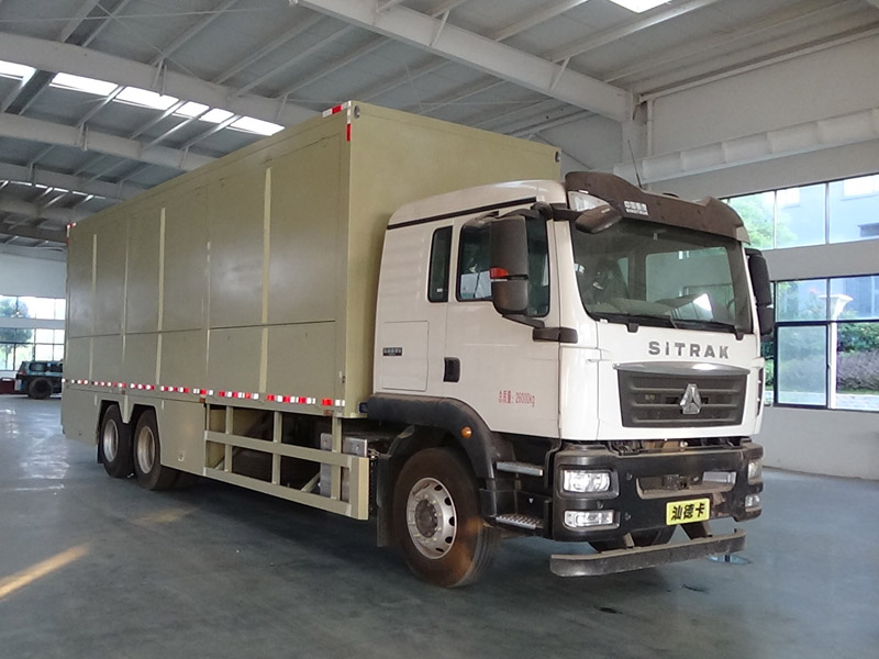 重汽汕德卡后雙橋裝備車(chē)