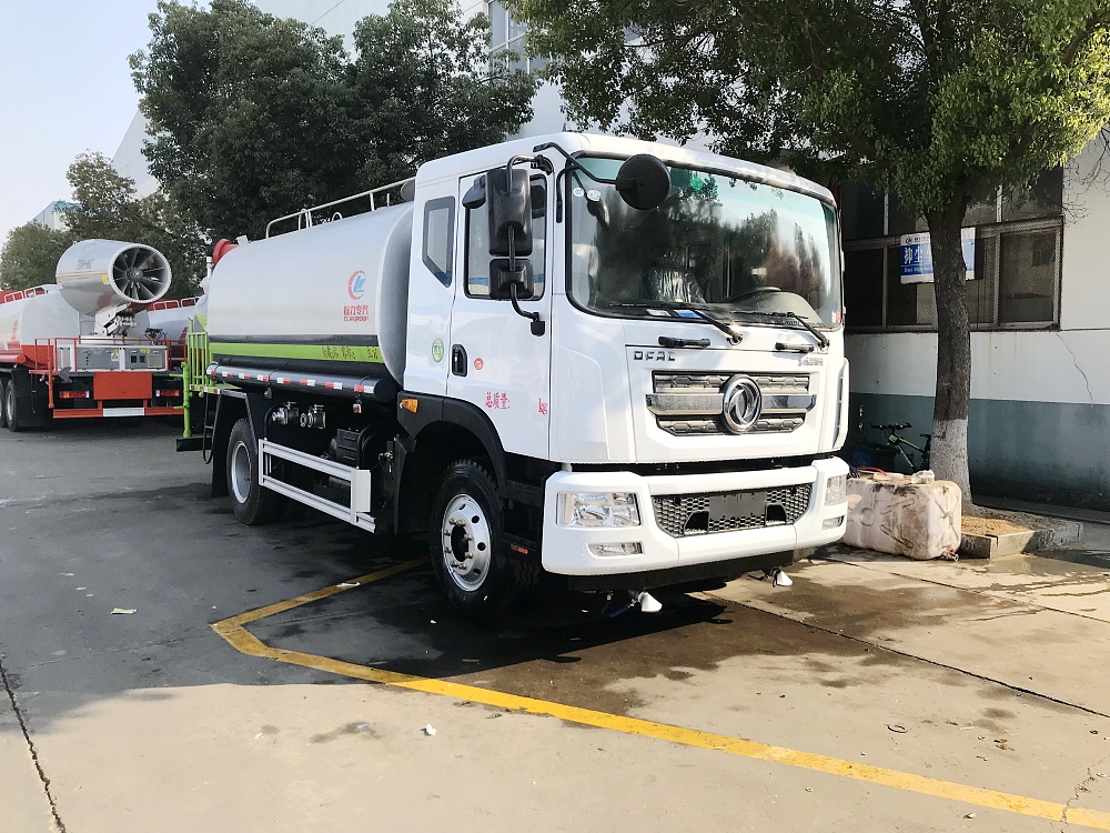 東風(fēng)D9灑水車帶霧炮機(國五13立方/30-40米霧炮)