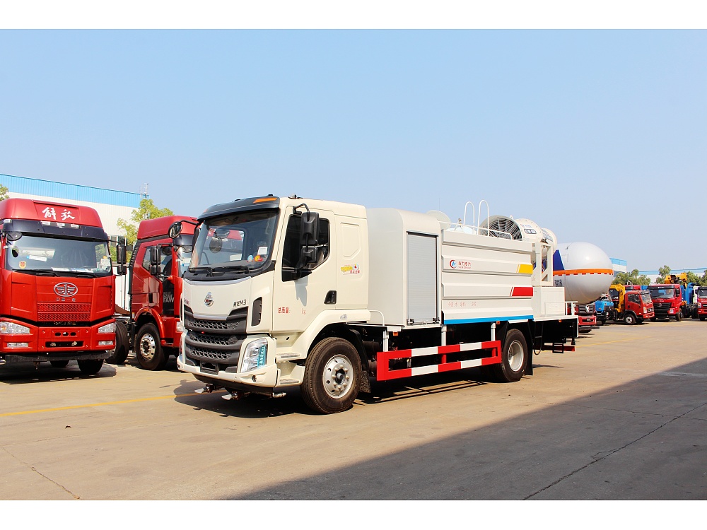 柳汽乘龍M3霧炮車(chē)(國(guó)五11.3立方/50-100米霧炮)