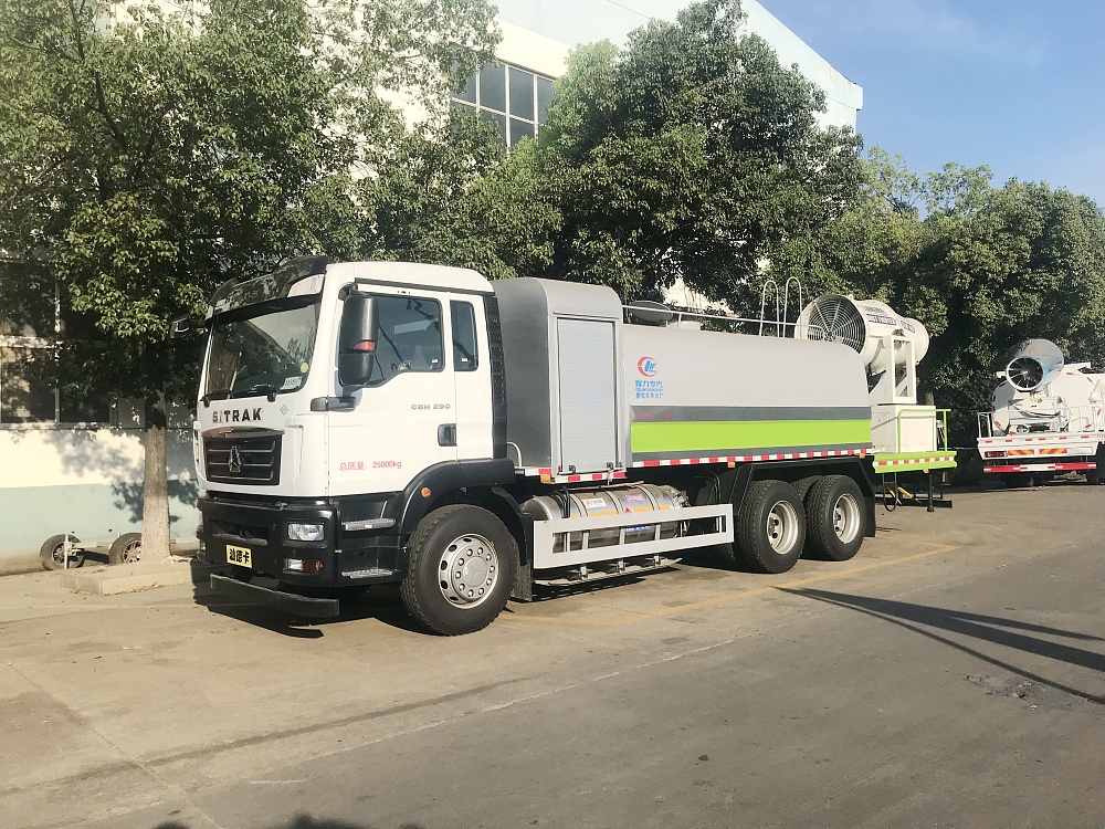 重汽汕德卡后雙橋霧炮車(國(guó)六16立方/50-120米霧炮)