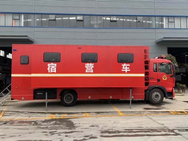重汽豪沃28人雙拓展宿營(yíng)車(chē)
